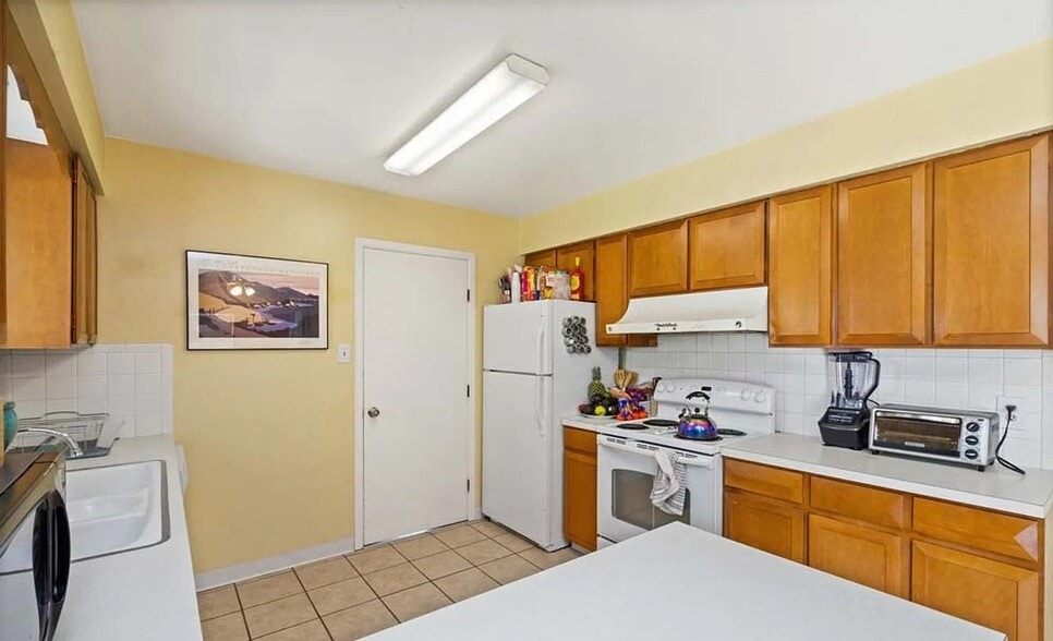 Building Photo - 1001 Ponderosa Dr
