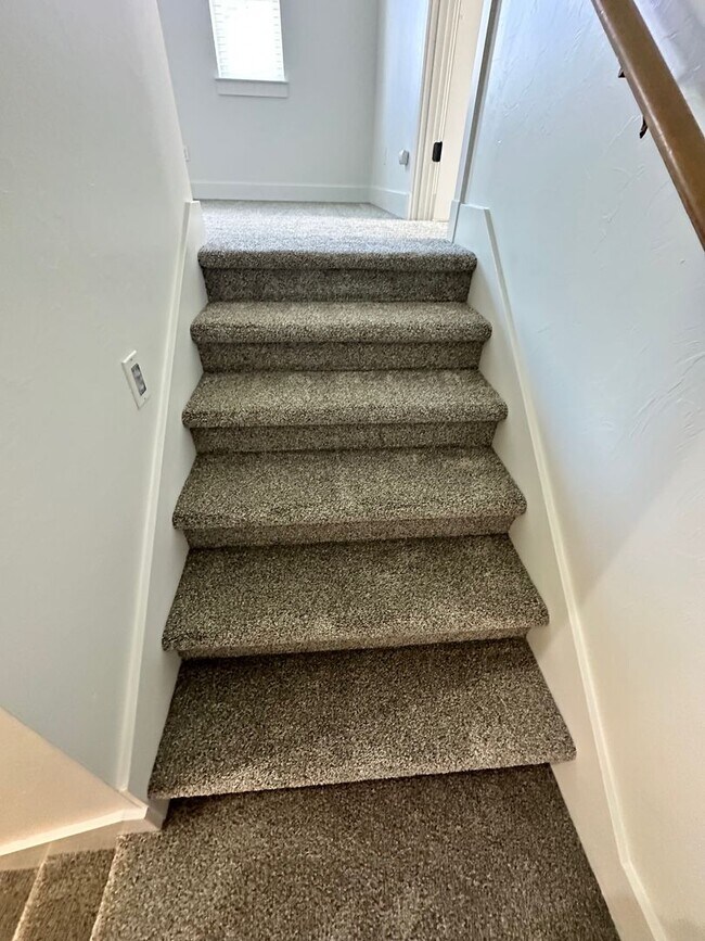 Building Photo - Beautiful 4 bedroom townhome