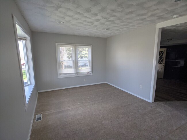 Building Photo - Spacious 3 bedroom 1.5 Bath home in Indianapolis!