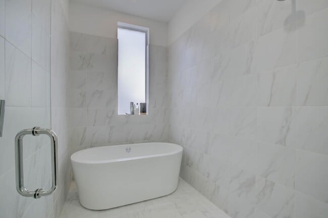 Building Photo - 1045 NE 18th Ave