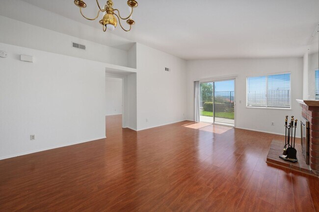 Building Photo - Sparkling Clean 3 Bedroom, 2 Bath Home with a View!