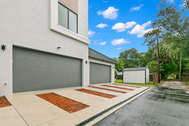 Building Photo - LIKE NEW Luxury Townhome For Rent in Tampa...