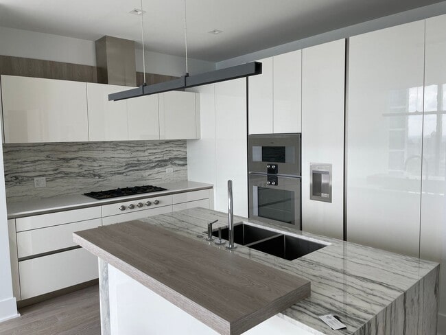 Building Photo - St. Regis Luxury 1bed and 1.5 bath Apartment Available