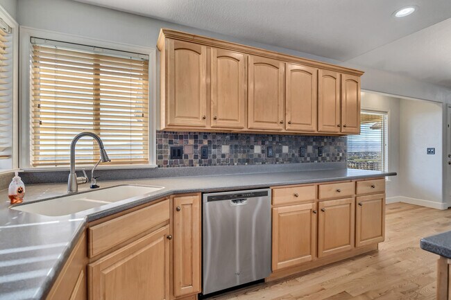 Building Photo - 8913 N Pine Hollow Dr