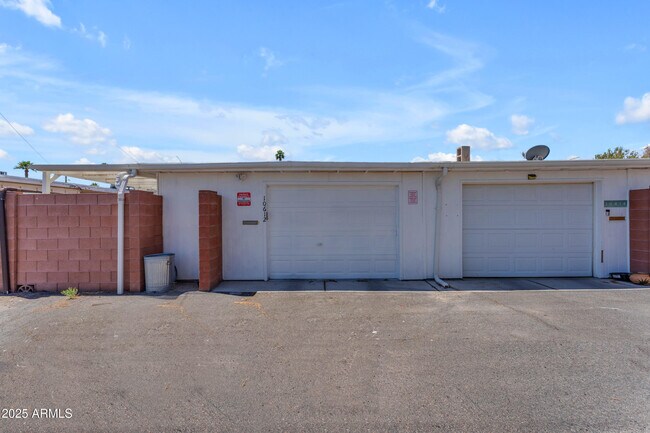 Building Photo - 10612 W Oakmont Dr