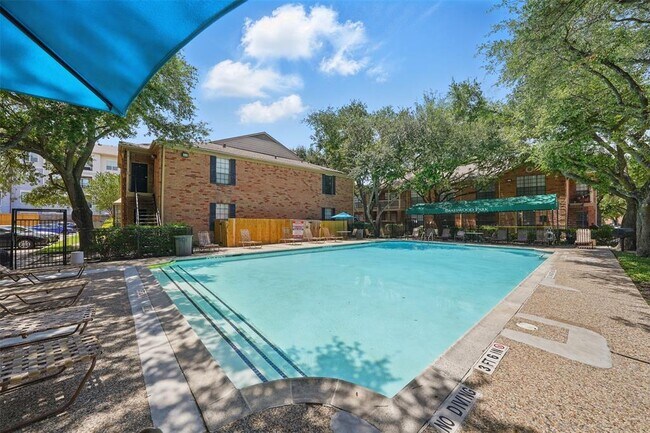 Building Photo - 2255 Braeswood Park Dr