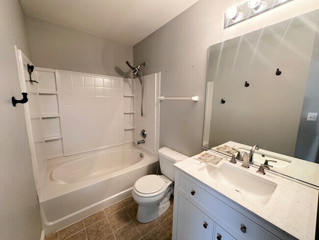 Building Photo - 924 Clover Ln