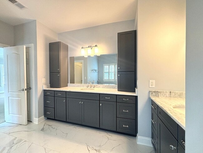 Building Photo - Available 1/15. Beautiful Remodeled 5 BR/4 BA Home in Park West!