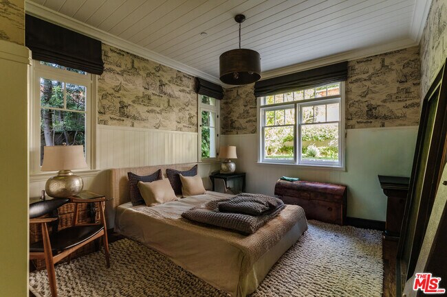 Building Photo - 430 Mesa Rd