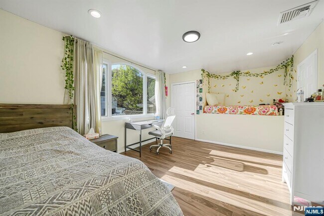 Building Photo - 405 Burnet Pl