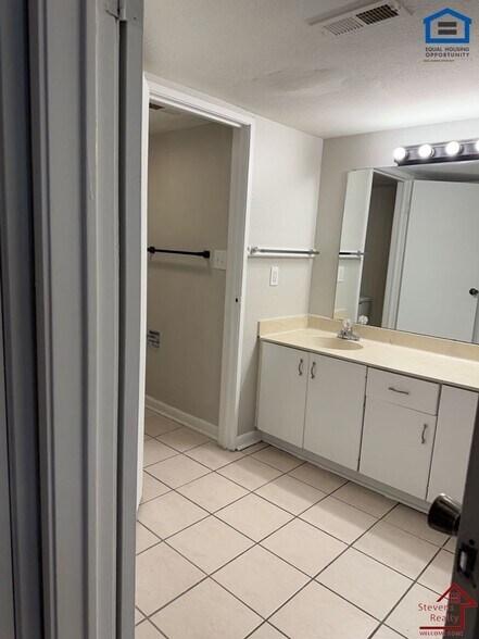 Building Photo - 915 S Seminole Dr