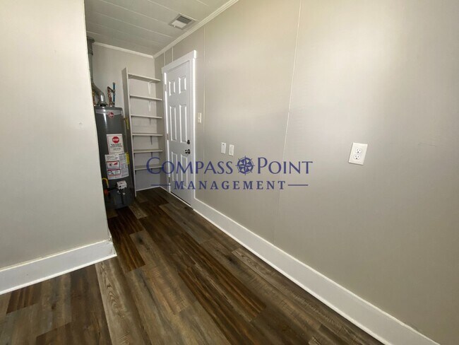 Building Photo - Spacious 1 bedroom and 1 bath house! FIRST MONTH RENT FREE!!!