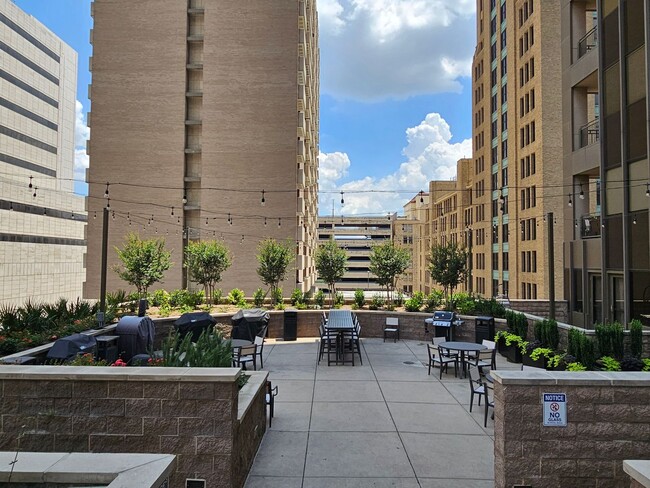 Building Photo - Downtown condo with roof top pool & concie...