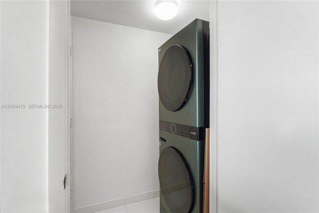 Building Photo - 495 Brickell Ave