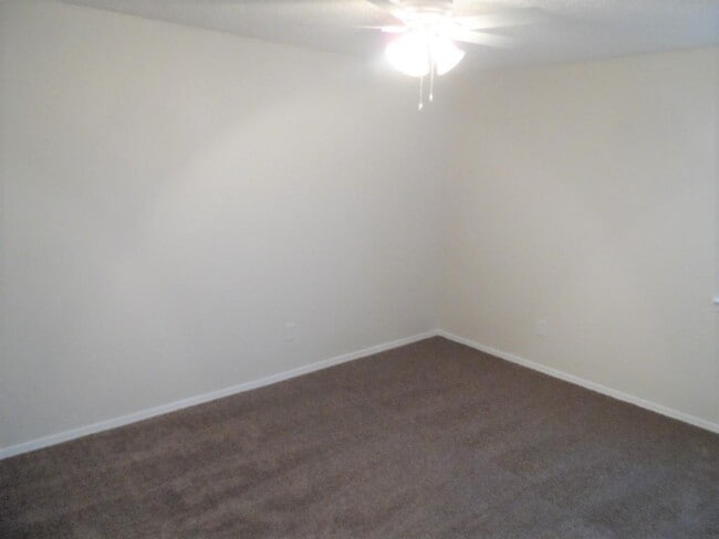 Building Photo - 1331 Glen Oaks Ct