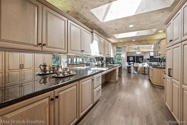 Building Photo - 3333 W Shore Dr