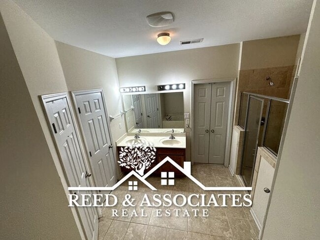 Building Photo - 3 Bedroom in Mud Island!
