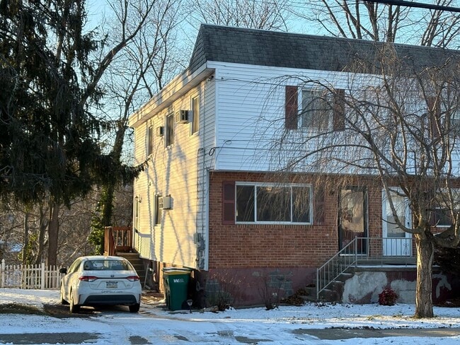 Building Photo - 3 Bedroom 2.5 Bathroom Townhome in Camp Hill!