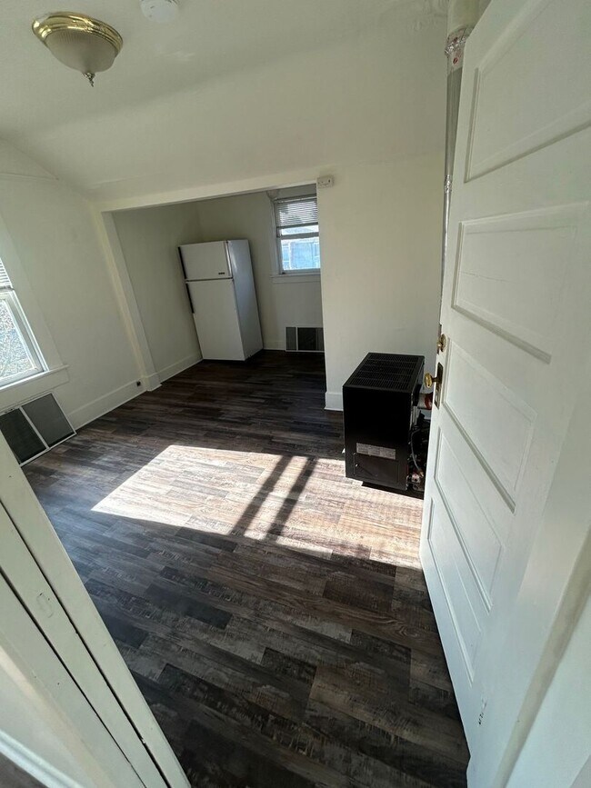 Building Photo - 1014 W 11th Ave