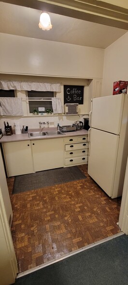 Kitchen full furnished - 1440 3rd Ave