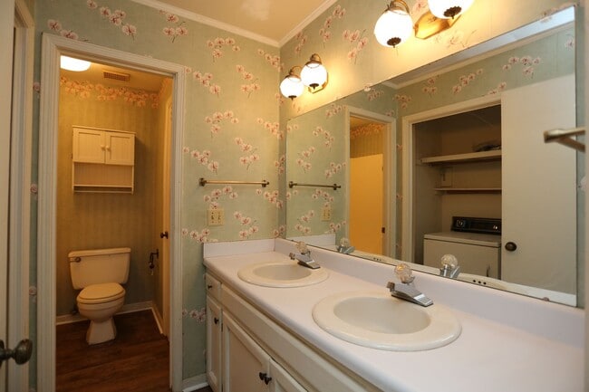 Building Photo - 2 Bedroom townhome