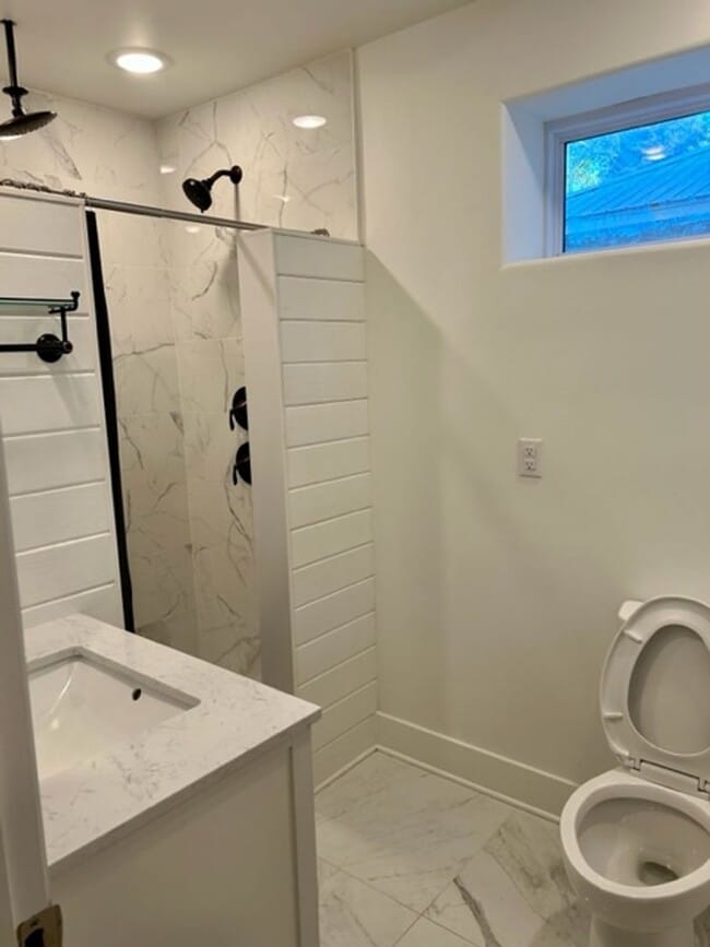 Building Photo - 1018 W 25th Ave