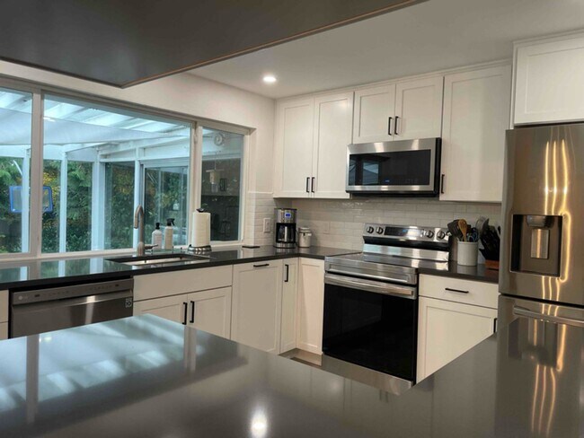 Building Photo - Lovely Kirkland House Ready for Someone to make it a HOME