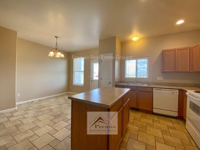 Building Photo - 7668 Sandy Springs Point