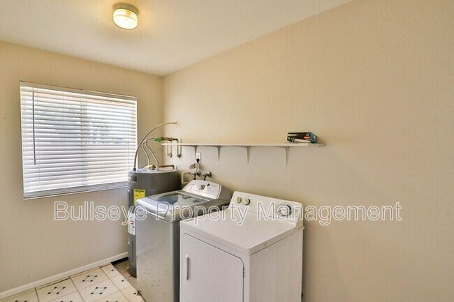 Building Photo - 331 W Pinon Ave