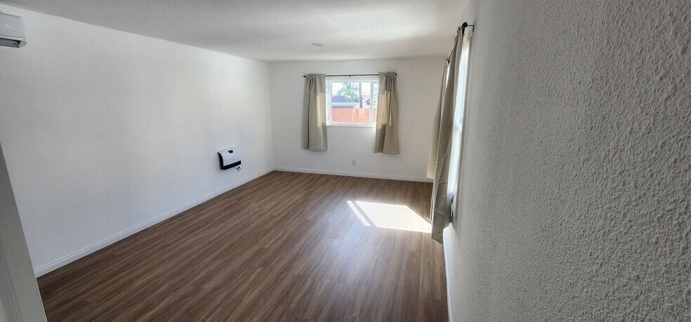 Building Photo - 719 S Walnut