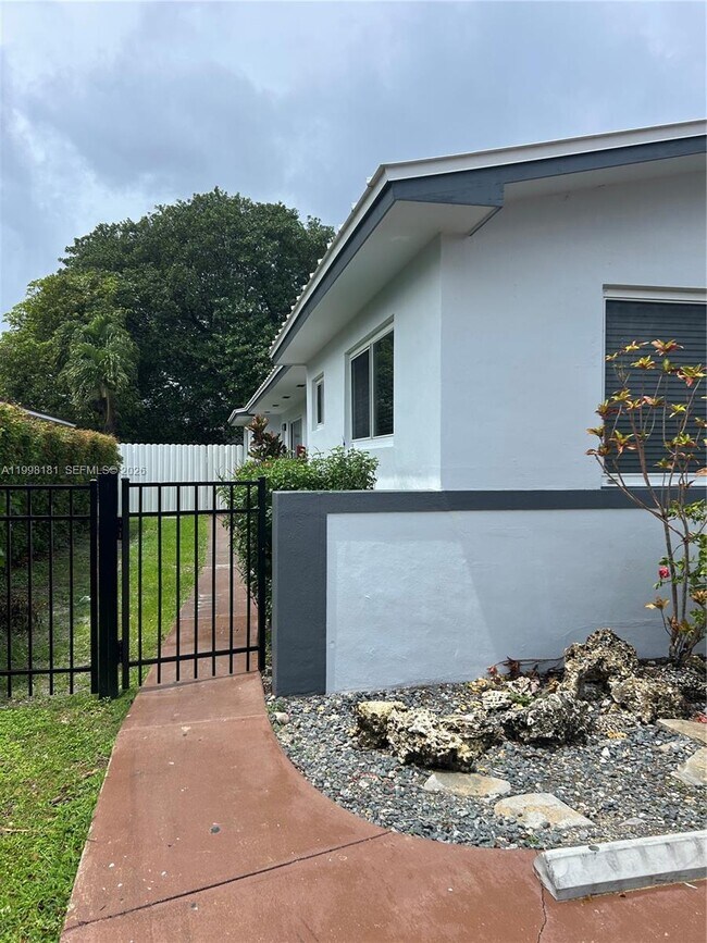 Building Photo - 2804 SW 35th Ave