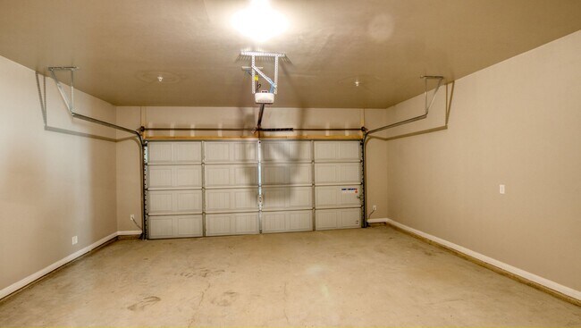 Building Photo - Spacious Townhome Available Now!