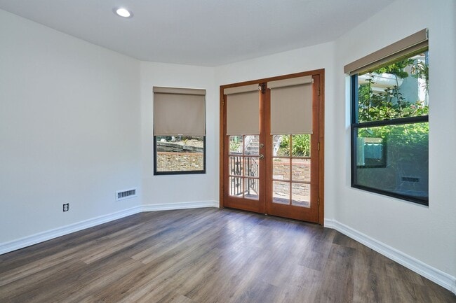 Building Photo - Aqua Vista - Entertainers Playhouse