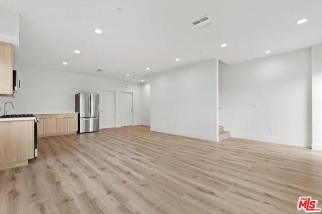 Building Photo - 6937 Simpson Ave
