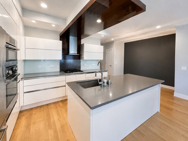 Building Photo - 1008 N Larrabee St