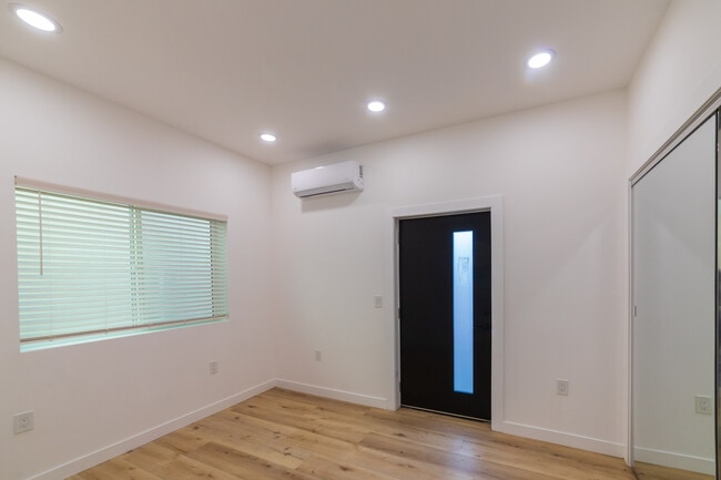 Building Photo - 4369 Rosewood Ave