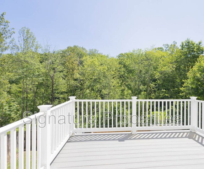 Building Photo - 405 Lakeview Ct