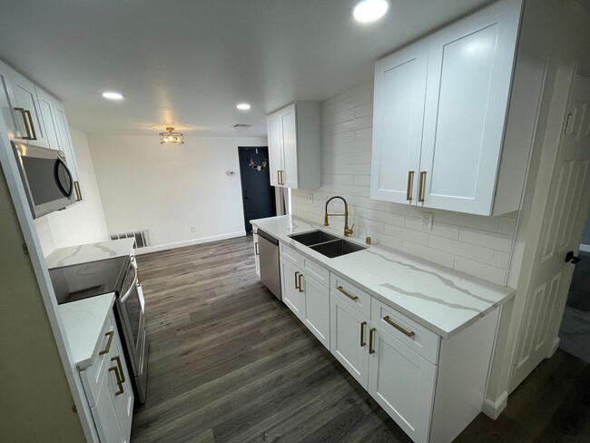 Building Photo - Modern Three Bedroom Three Bathroom Home i...