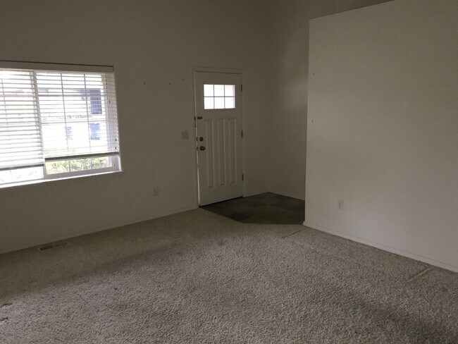 Building Photo - 3 bedroom 2 bath Cal Young Home