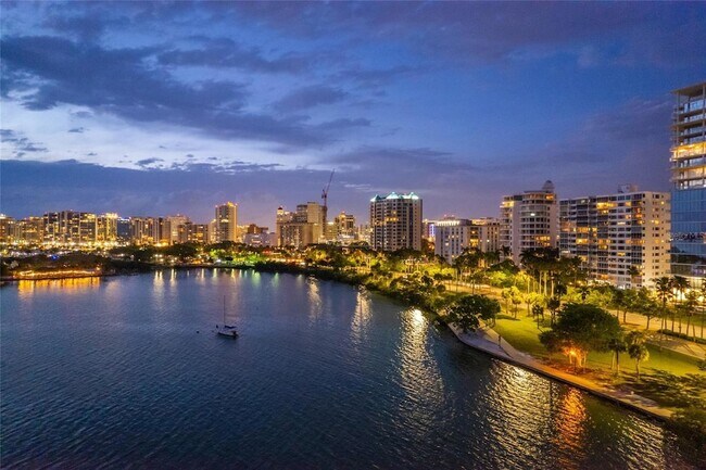 Building Photo - 770 S Palm Ave