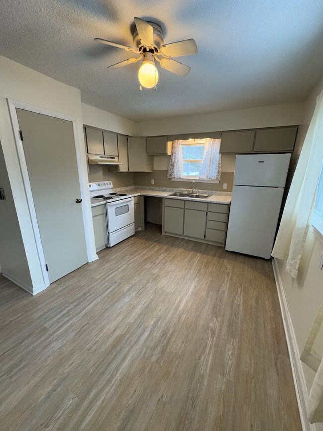 Building Photo - 2 Bedroom 1 Bath w/ Detached Single Car Ga...