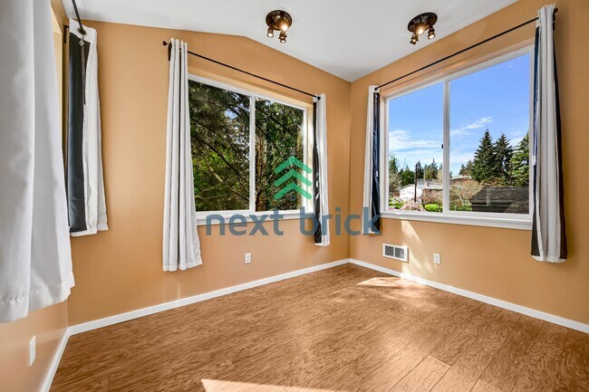 Building Photo - Cozy Retreat in Shoreline – Your Perfect 1,000 sqft Haven