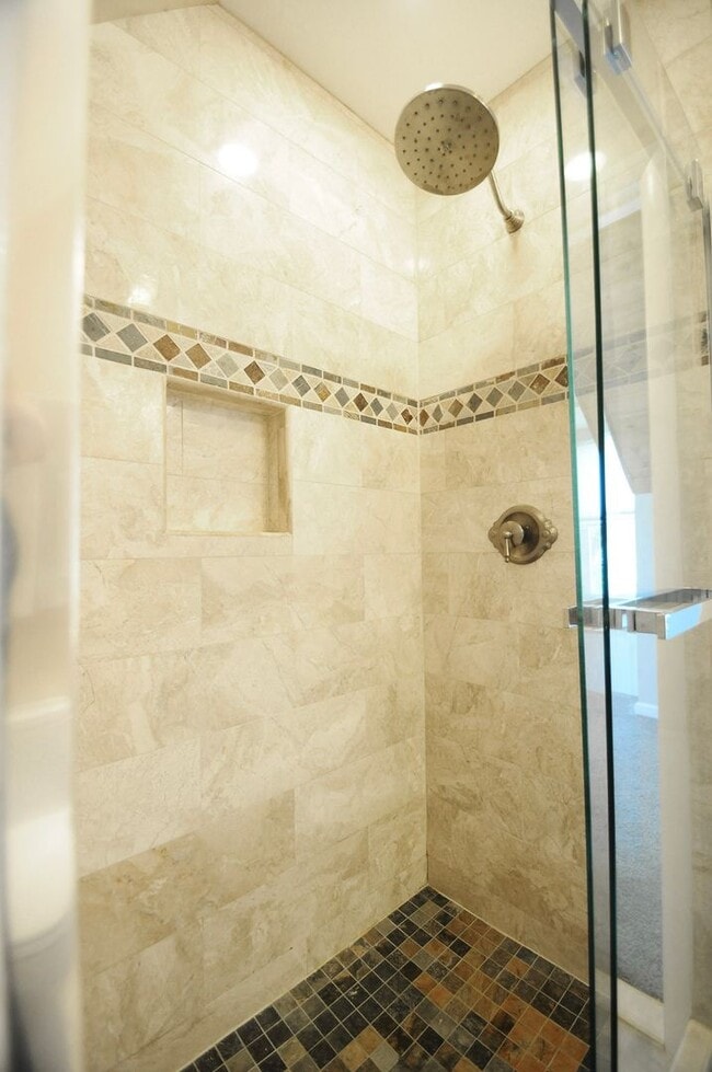 Building Photo - Classic 4 Bed 3.5 Single Family Home Sitti...
