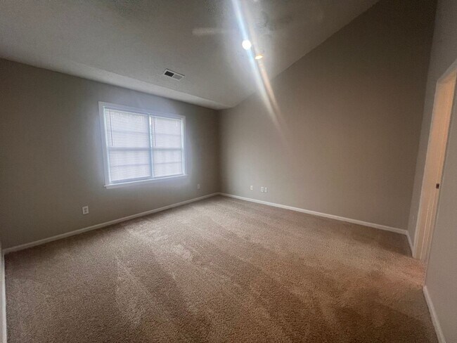 Building Photo - Charming 3-Bedroom Home with Endless Poten...