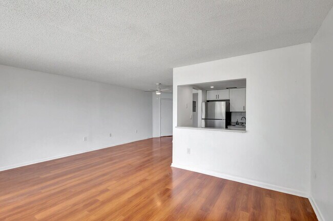 Building Photo - 2936 Lake Shore Dr