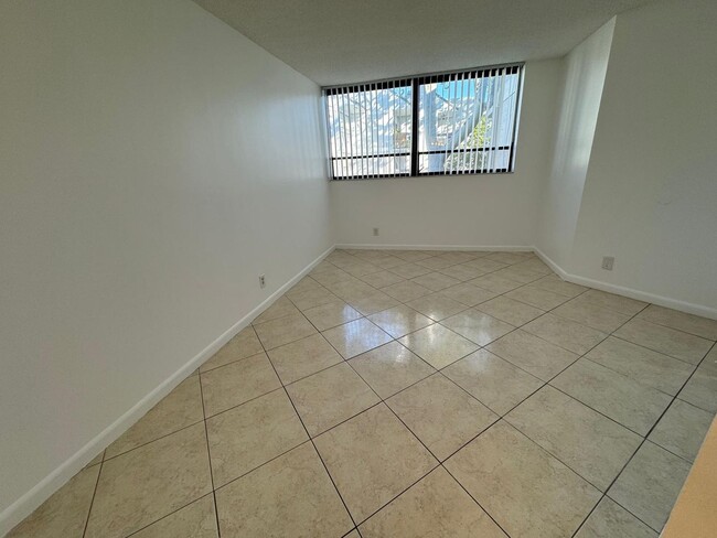 Building Photo - Spacious 2 bedroom, 2 bath condo, West Pal...