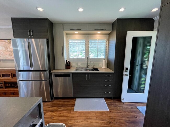 Building Photo - Newly Renovated 2BR/1BA in Nuuanu Avail Now!