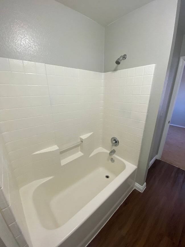 Building Photo - AMERICANA Property Mgmt - Remodeled 2 stor...