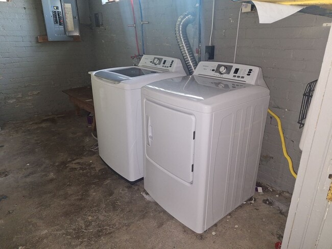 Building Photo - Come see your new home!