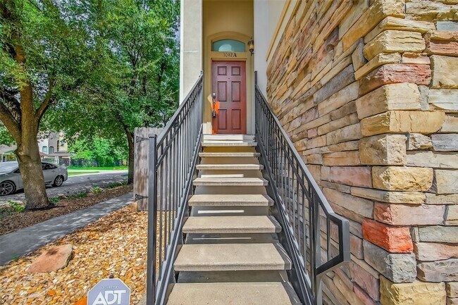 Building Photo - 1042 W 25th St